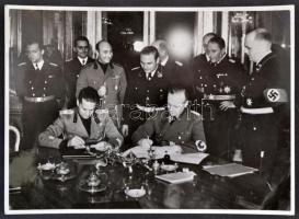 1938 Galeazzo Ciano olasz és Joachim von Ribbentropp német külügyminiszterek aláírják az első Bécsi döntést, fotó, 12x17 cm