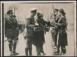 1924 A Saar-vidék kormányzója szemléje az angol csapatok fölött, fotó, későbbi előhívás, 13x18 cm