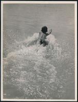cca 1933 Kinszki Imre (1901-1945) budapesti fotóművész hagyatékából pecséttel jelzett vintage fotó (Ugrás a vízbe), 15,5x11,8 cm