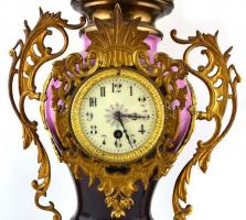 XIX. sz vége: Nagy méretű neobarokk gyertyatartó pár és kandallóóra szett. Festett porcelán, egy rep...