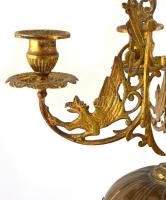 XIX. sz vége: Nagy méretű neobarokk gyertyatartó pár és kandallóóra szett. Festett porcelán, egy rep...