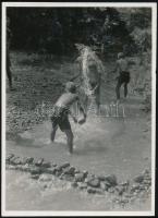 1936 Kinszki Imre (1901-1945) budapesti fotóművész hagyatékából, jelzés nélküli vintage fotó, a szerző által datálva (Patakban játszó gyerekek), 8x5,8 cm