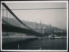 cca 1930 Kinszki Imre (1901-1945) budapesti fotóművész hagyatékából, jelzés nélküli vintage fotó (Erzsébet híd), 4,4x6 cm