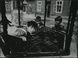 cca 1976 Szél Ferenc békéscsabai fotóművész feliratozott vintage fotóművészeti alkotása (Külvárosi srácok), a magyar fotográfia szociofotó korszakából, 18x24 cm
