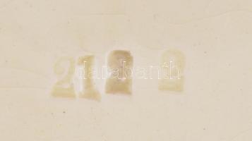 XIX. sz. vége: Liliomos fajansz fali dísztál. Formaszámmal. Kopásokkal. d: 32 cm