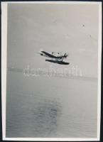 1935. augusztus 7. Siófoknál leszálló hidroplán, feliratozott vintage fotó, 5,8x4,1 cm