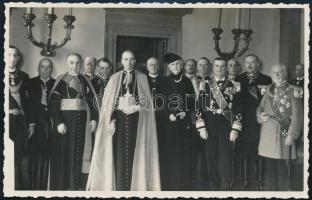 1936 Róma, Horthy Miklós és felesége a pápai kihallgatás után, amelyen értesültek a XXXIV. Eucharisztikus Világkongresszus megrendezéséről, rajta a későbbi XII. Pius, Keresztes-Fischer tábornok, a katonai kabinetiroda főnöke, Darányi Kálmán miniszterelnök, Ludovico Chigi Albani della Rovere herceg és más neves magyar, olasz és vatikáni személyek, fotólap, Róma, G. Felici pecséttel a hátoldalán, 8x13 cm / 1936 Rome, Nicholas Horthy, Regent of Hungary after an audience in the Vatican, with Pope Pius XII and other famous persons on the photo card