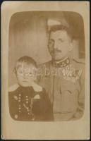 cca 1914-1918 Katonatiszt, kitüntetésekkel, az ölében a gyermekével, fotólap, 14x8,5 cm