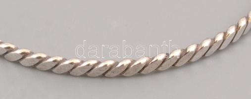 Ezüst(Ag) bordázott karperec, jelzett, d: 6,5 cm nettó: 7,3 g