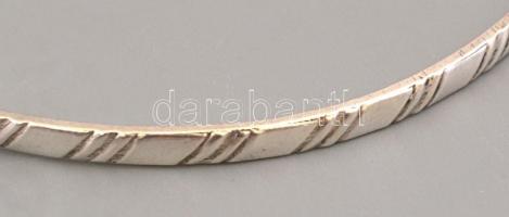 Ezüst(Ag) mintás karperec, jelzett, d: 6,8 cm, nettó: 6,9 g