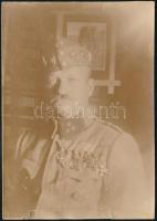 cca 1914-1918 Százados fotója az I. világháborúból, sapka jelvénnyel, kitüntetésekkel, a fotó alján szakadással, 11x8 cm