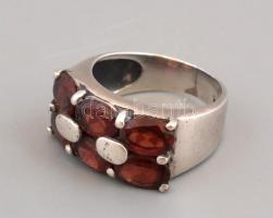 Ezüst(Ag) gránát kővel díszített gyűrű, jelzett, méret: 52, bruttó: 6 g