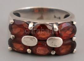 Ezüst(Ag) gránát kővel díszített gyűrű, jelzett, méret: 52, bruttó: 6 g