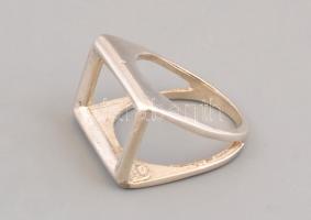 Ezüst(Ag) áttört téglalapos gyűrű, jelzett, méret: 55, nettó: 6,1 g