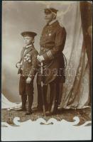 cca 1910-1918 Haditengerészeti tiszt, karddal, kitüntetéssel, gyerek kadéttal, fotólap, az előhívásból adódó folttal a felületén, 14x9 cm