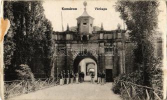 Komárom, Komárno; Várkapu, katonák. Spitzer Sándor kiadása / castle gate, K.u.K. soldiers (felületi sérülés / surface damage)