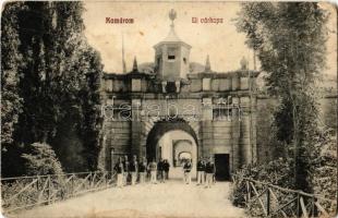 1910 Komárom, Komárno; Új várkapu, katonák. 957. Laky Béla kiadása / castle gate, K.u.K. soldiers (kopott sarkak / worn corners)