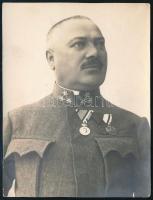 1916 Róth Rudolf százados, kitüntetésekkel, fotó, a hátoldalán feliratozva, pecséttel (Bódy Béla 1916),11x8 cm