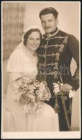 cca 1920-1940 Zászlós és felesége esküvői fotója, a zászlós nagytársasági egyenruhában kard, fotólap, 13x8 cm