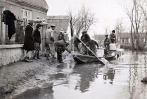 1941 Apostag, árvízi képek, megrongálódott épületek, gátszakadás, katonák, kubikosok, 24 db fotó, kö...