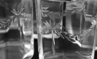 12 darabos metszett üveg vizes pohár készlet hozzá üveggel. Hibátlanok