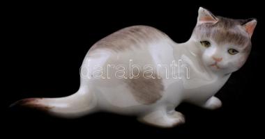 Zsolnay cica, kézzel festett, jelzett, apró kopásnyomokkal, h:10 cm, m: 5 cm