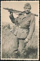 cca 1939-1944 Géppuskás német katona fotója, a zubbonyán a vaskereszt I. osztályával, fotólap, 13x8 cm