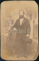 cca 1870 Feltehetően Veress Ferenc (1832-1916) kolozsvári fotóst ábrázoló fotó egy kolozsvári család albumából, 9×5,5 cm