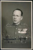 cca 1937 Tartalékos hadnagy fotója, kitüntetésekkel, karddal, fotólap, Schäffer Gy. Fotó bélyegzéssel a hátoldalon, 13x8 cm