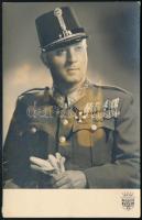1943 Dr. Erdélyi Gyula ezredes fotója, kitüntetésekkel, a hátoldalán a Muckájának szóló ajándékozási sorokkal, verssel, Csiszár és Sárdi Fotó, a felületén elhívásból adódó folttal, 13x8 cm