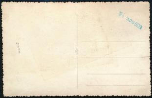 1939 Rendőrruhás hölgy portréja, kitüntetésekkel, karddal, fotólap, 13x8 cm