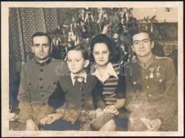 cca 1940 Karácsony a katonacsaládban, az egyiken kitüntetésekkel, közte horvát Zvonimir renddel, fotólap, a felületén folttal, 8x11 cm