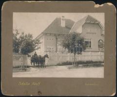 cca 1905 Szászváros, épület lovaskocsival, kartonra kasírozott fotó Schuller Adolf műterméből, sérült kartonnal, 11×15 cm