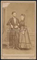 cca 1870 Hertelendy Zsigmond és felesége fotója Adéle bécsi műterméből, sarkán sérült, 10,5×6,5 cm
