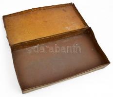 Régi Rab csokoládé fém doboz nyitható fedéllel, felirattal és logóval a tetején és az oldalain. Sérü...