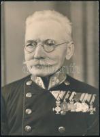 1941 Franz Weis, osztrák tüzér ezredes fotója, kitüntetésekkel, fotólap, a hátoldalán ceruzás jegyzettel, 12x9 cm