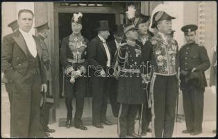 1936 Magas rangú japán tisztek, tisztviselők fotója, más európai (?) személyek társaságában, fotólap, a hátoldalán német nyelvű sorokkal, 8x13 cm