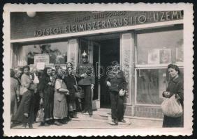 cca 1939 Budapest, Községi Élelmiszer Árusító Üzem, fotó, 6×8,5 cm