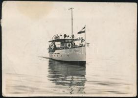 cca 1930 A Csongor hajó a Balatonon, fotófelületén törésnyom, 6×8,5