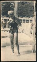 cca 1940-1950 Fürdőző hölgy, vágott fotólap, 13×7,5 cm