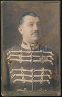 cca 1900-1910 Bp., rendőr járőrparancsnok keményhátú fotója, Bp., Hauser műterméből, a felületén folttal, törésnyommal, 13x8 cm