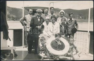 1928 Johann Eilingfeld (1877-1967) hajóskapitány a DGT Helios személyszállító gőzösén, dunai hajóút közben, fotólap, a hátoldalán pecséttel, Eilingfeld aláírásával, 9x13 cm
