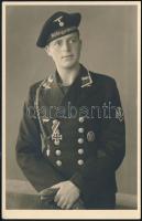 1939-1944 III. Birodalom Kriegsmarine tengerészének fotója, vaskereszttel, kitüntetéssel, jelvényekkel, fotólap, 13x8 cm