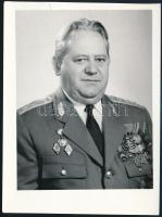cca 1960-1980 Kovács Pál altábornagy fotója, kitüntetésekkel, jelvényekkel, 9x12 cm