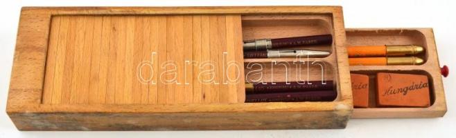 Régi kopott fa tolltartó kihúzható fakkal, 6 db használt ceruzával. ebből 5 db Faber logóval, 2 db radír Hungária logóval, tolltartó mérete: 3,5x8,5x23 cm