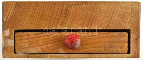 Régi kopott fa tolltartó kihúzható fakkal, 6 db használt ceruzával. ebből 5 db Faber logóval, 2 db r...