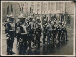 cca 1920-1940 Testőrség/koronaőrség a budavári királyi palota udvarán, fotó, 7x10 cm