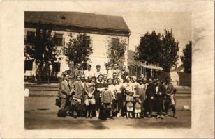 1933 Gödöllő, Cserkész Világ Jamboree, csoportkép a vasútállomáson / World Jamboree, scout and group photo at the railway station