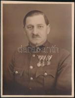 cca 1920-1940 Százados portréja, I. világháborús kitüntetésekkel, fotó, 8x6 cm