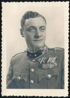 cca 1941 Tartalékos hadnagy portréfényképe, első világháborús kitüntetésekkel, Zombor, Studio Karcher pecséttel a hátoldalán, 8x6 cm